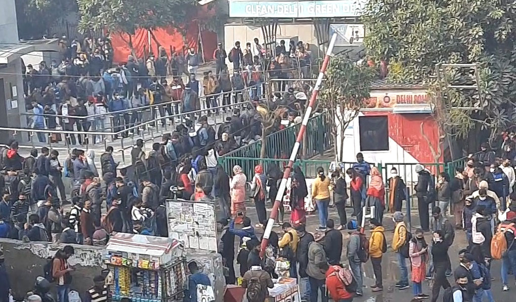 झंडेवालान पर बेकाबू हुई भीड़, मेट्रो स्टेशनों के बाहर लगी कतारें झंडेवालान पर बेकाबू हुई भीड़, मेट्रो स्टेशनों के बाहर लगी कतारें